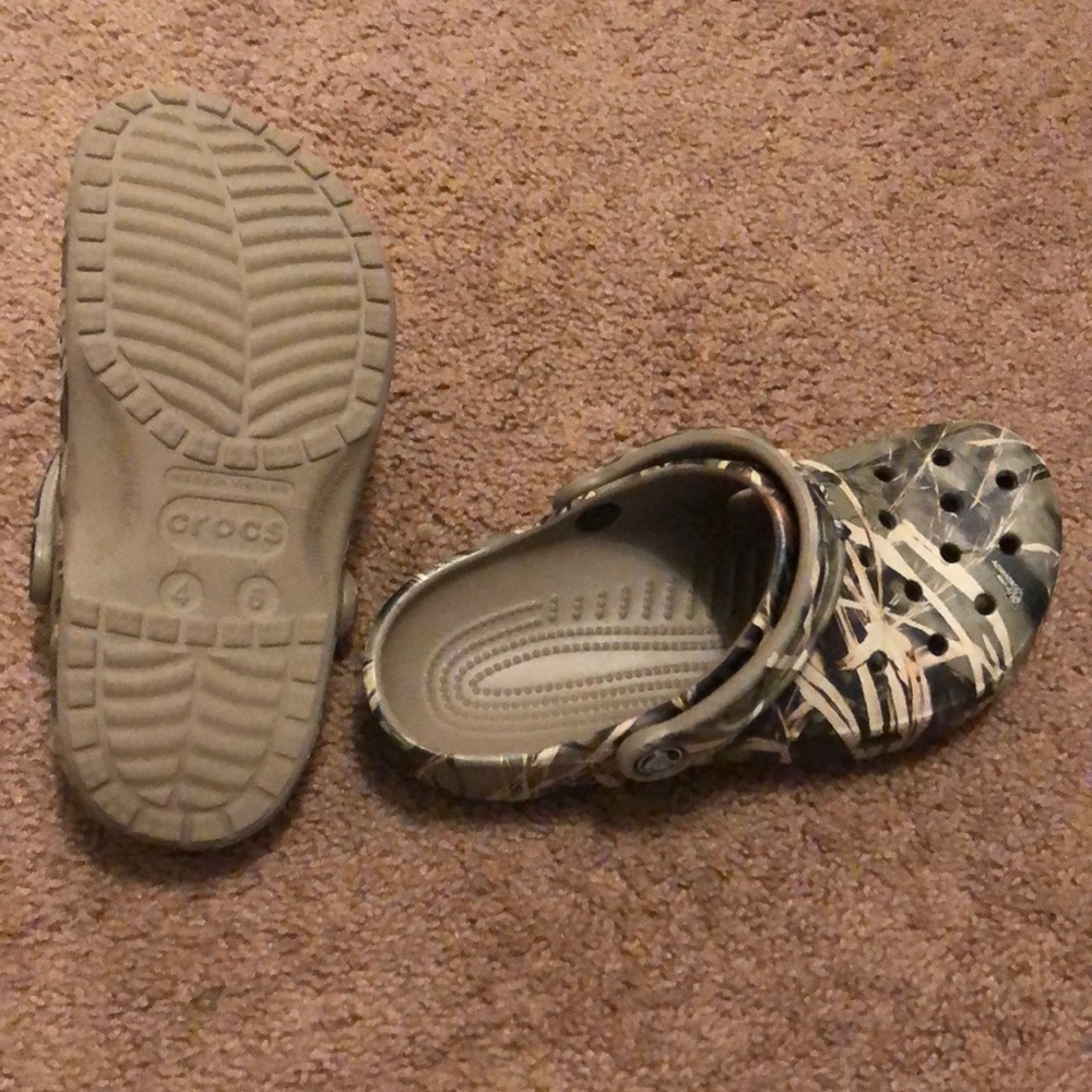 camo crocs